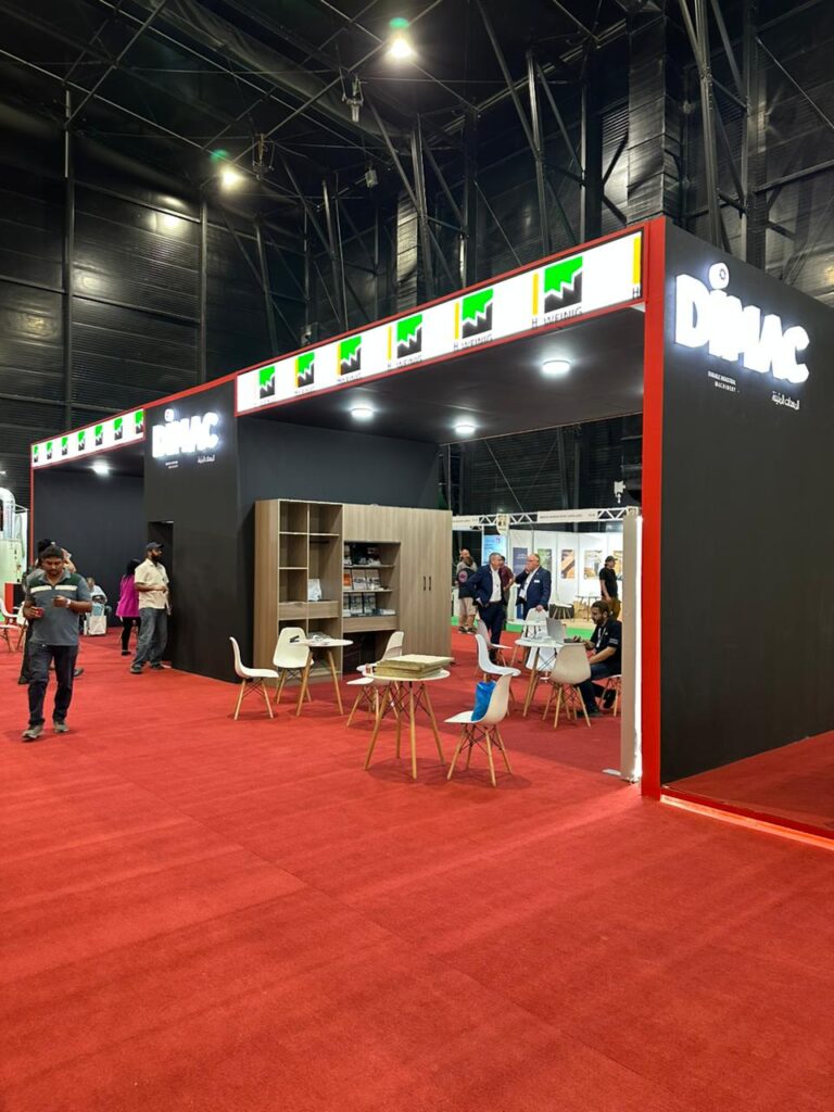 تصميم داخلي حديث لمعرض في الرياض باستخدام نجارة مخصصة