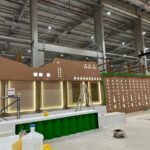 تصميم داخلي حديث لمعرض في الرياض باستخدام نجارة مخصصة